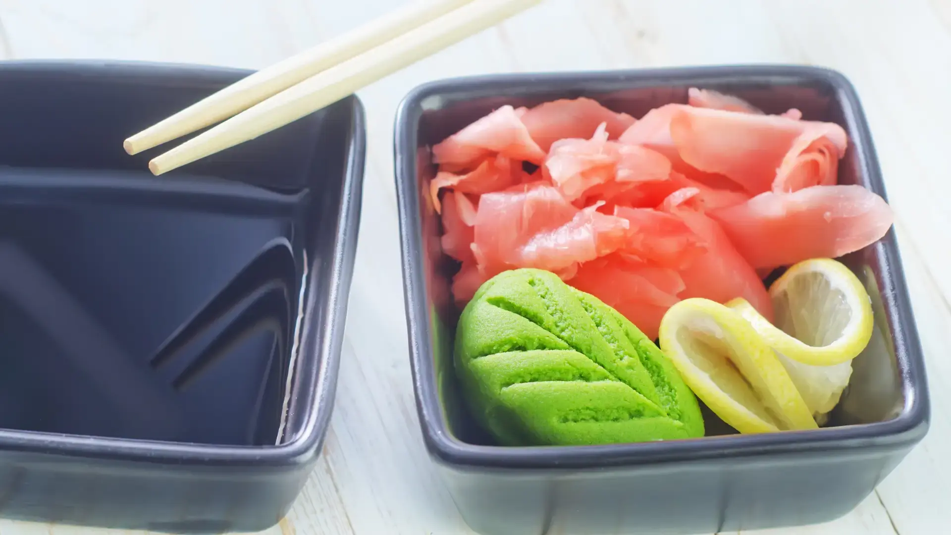 Wasabi i imbir, nie tylko dodatki, ale element rytuału sushi Kraków